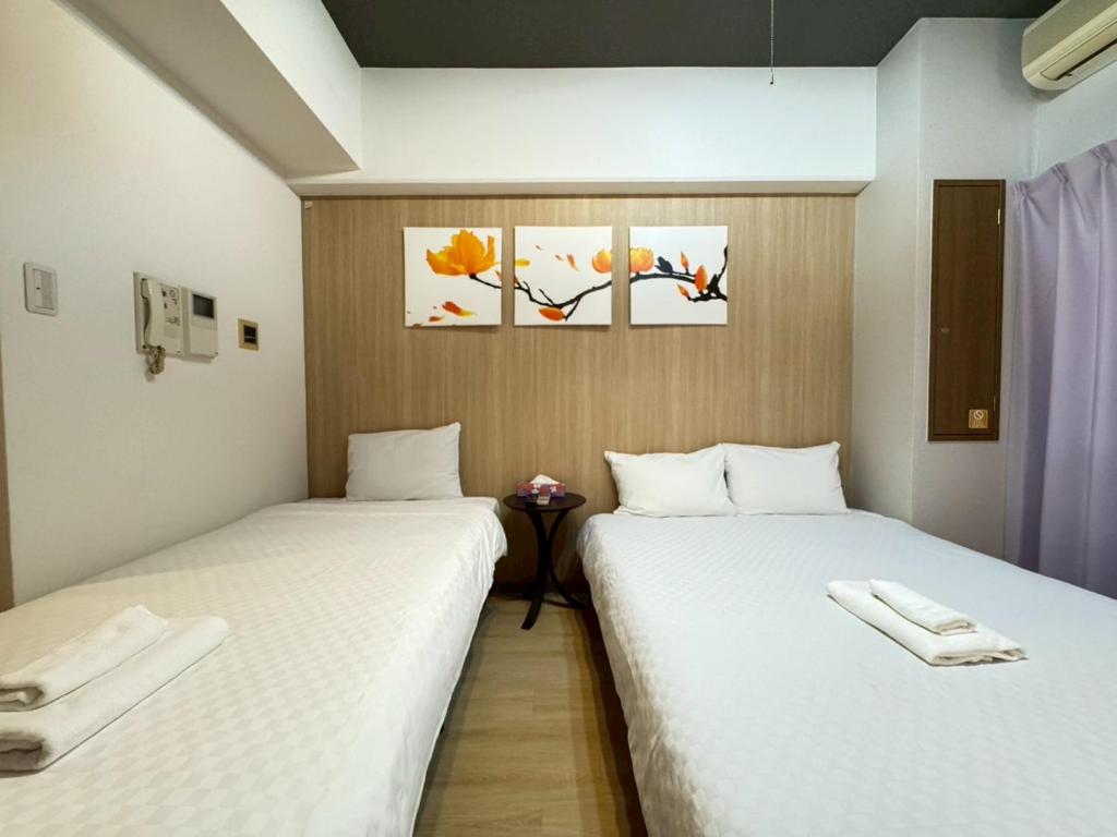 Postel nebo postele na pokoji v ubytování Sakura Sands Hotel