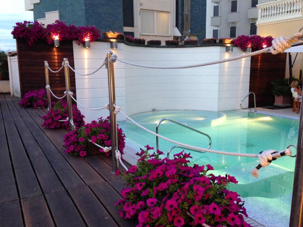 Bazén v ubytování Novecento Suite Hotel nebo v jeho okolí