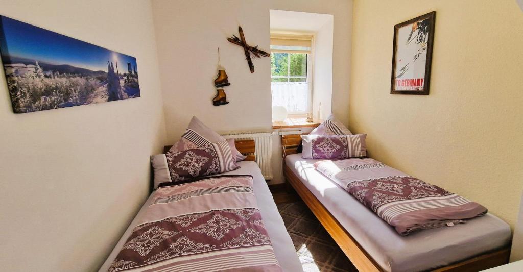 Sehma2-Personen-Apartment的有两张床且有窗户的房间