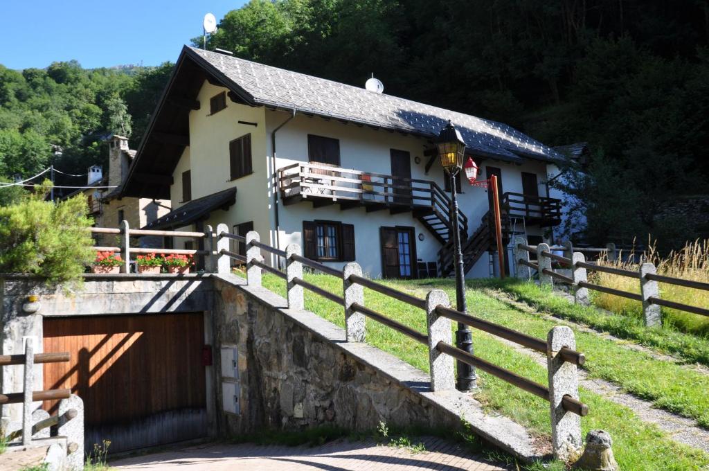 ein Haus mit einem Holztor und einem Zaun in der Unterkunft Geppo San Domenico in San Domenico