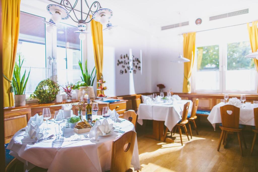 Restaurace v ubytování Gasthof Zur Traube