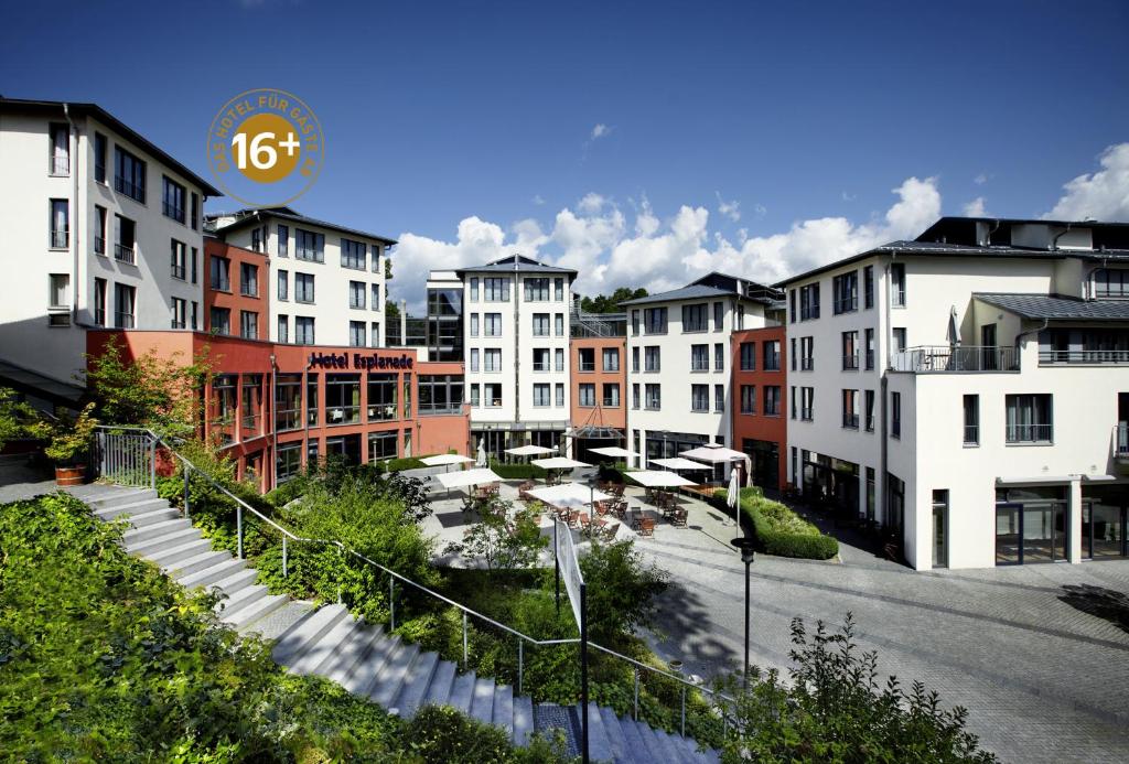 uma vista para uma cidade com edifícios brancos e escadas em Hotel Esplanade Resort & Spa - Adults Only em Bad Saarow