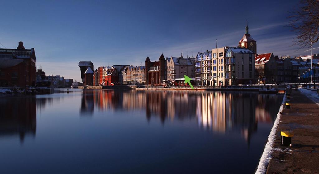 una città con un grande bacino idrico con edifici di Gdansk Old Town River View a Danzica