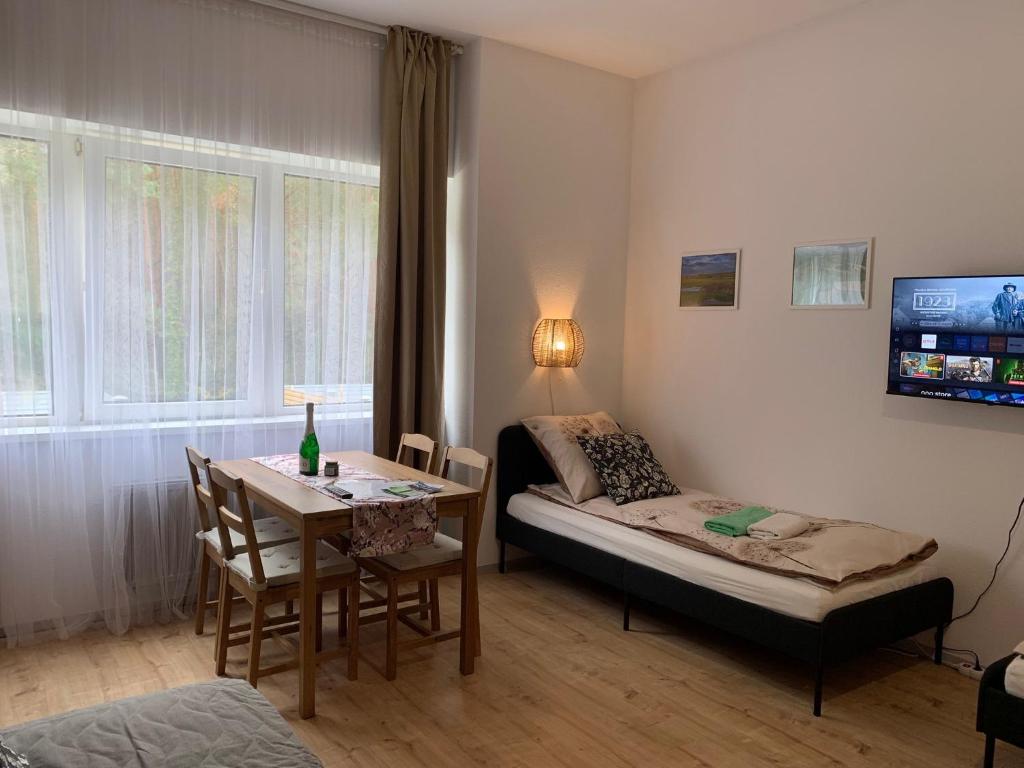 a small room with a table and a bed at Apartament Odertal in Cedynia