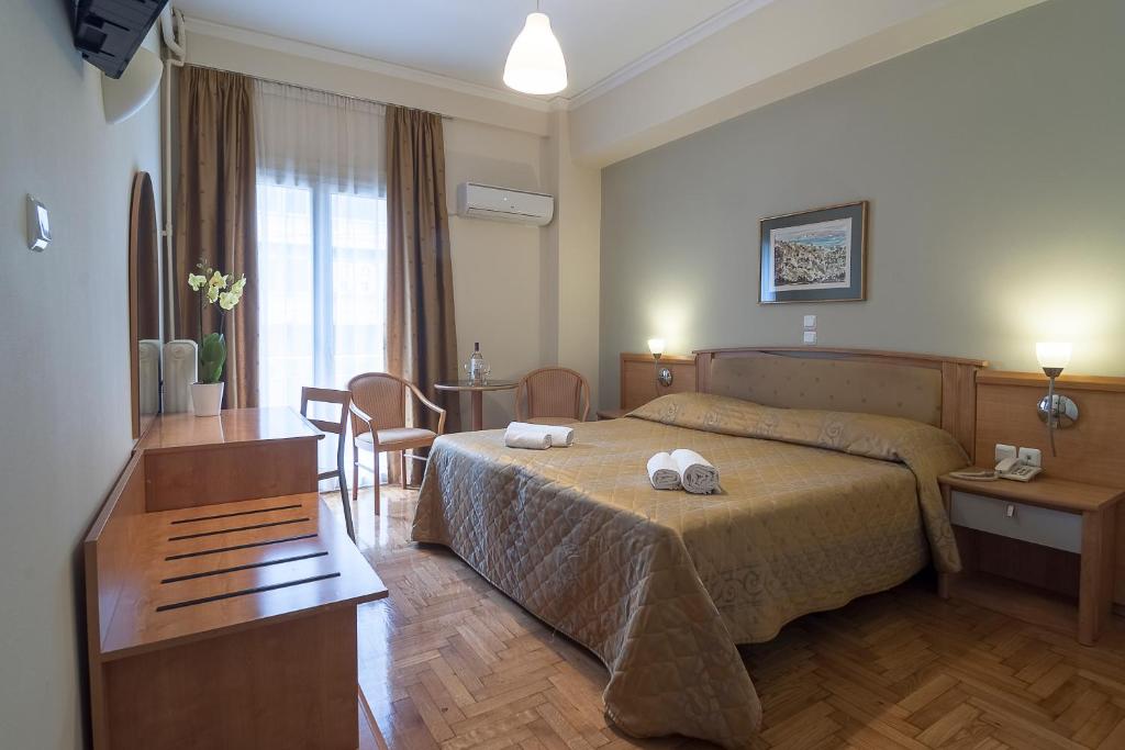 Ένα ή περισσότερα κρεβάτια σε δωμάτιο στο Ares Athens Hotel