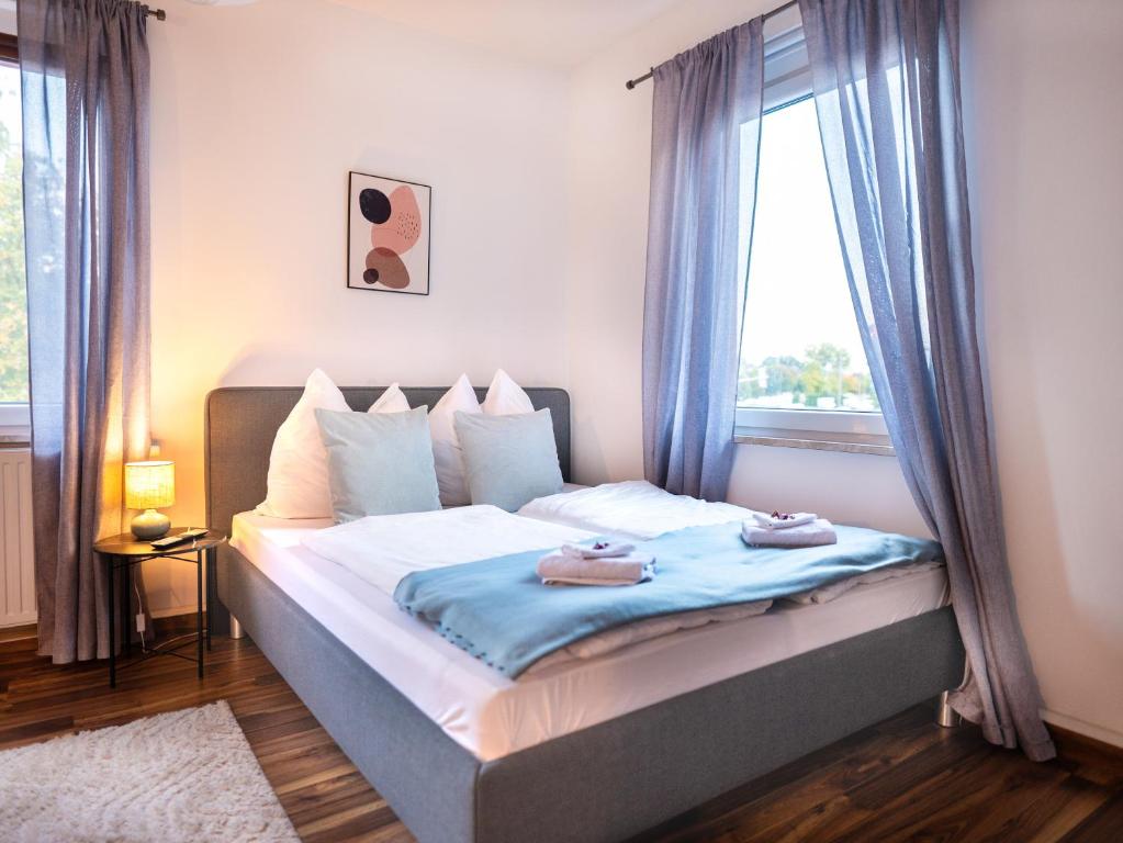 コー​​ブルクにあるGreenTreeHomes - Herzstück Kirsche- im Zentrum Coburgsのベッドとタオル2枚のある寝室