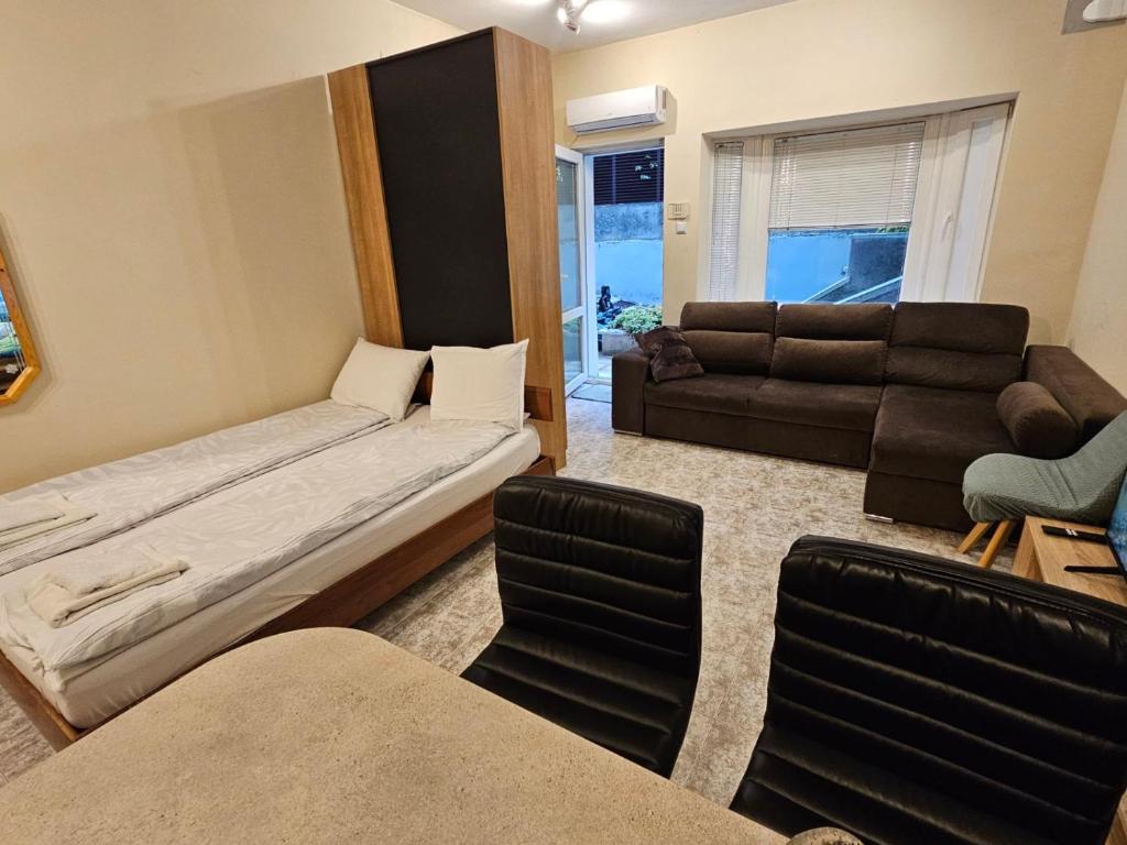 Ένα ή περισσότερα κρεβάτια σε δωμάτιο στο Bright and Cozy Studio with Garage near the Center