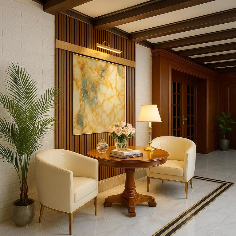 ein Wohnzimmer mit einem Tisch und zwei Stühlen in der Unterkunft Hotel Paffhausen in Wirges