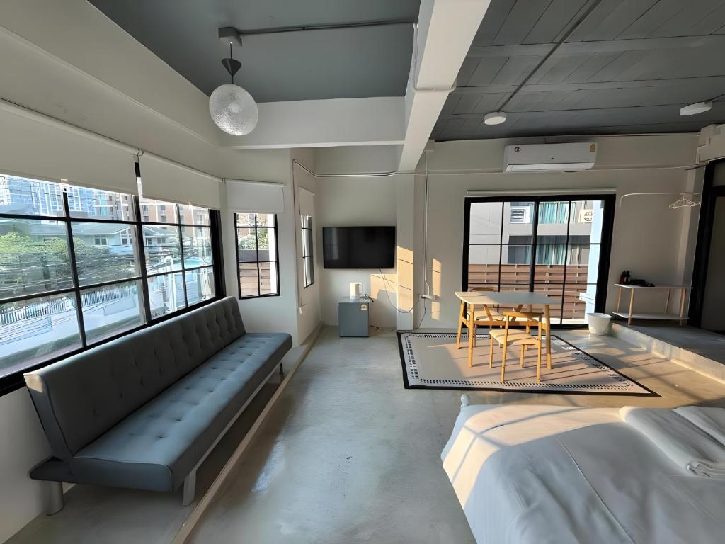 Bang KapiにあるX Yellow Place Sukhumvit Soi 2 -เยลโล เพลส สุขุมวิทซอย 2のベッドとテーブルと椅子のある部屋