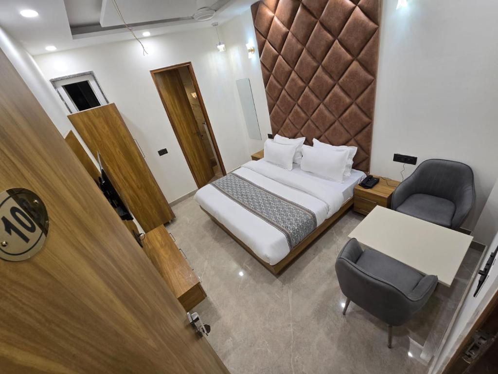 a hotel room with a bed and a chair at Hotel The King Palace in New Delhi