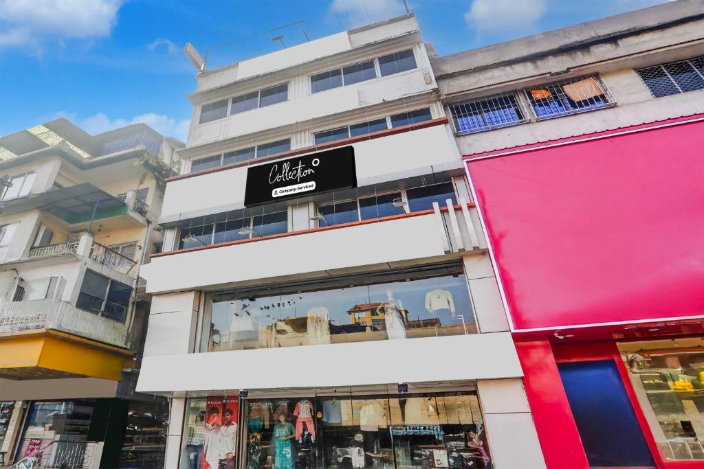 un edificio con un cartel para una tienda de muebles en Collection O Bank More Dhanbad Formerly Hotel Sri Ganesh Ji, en Dhanbād