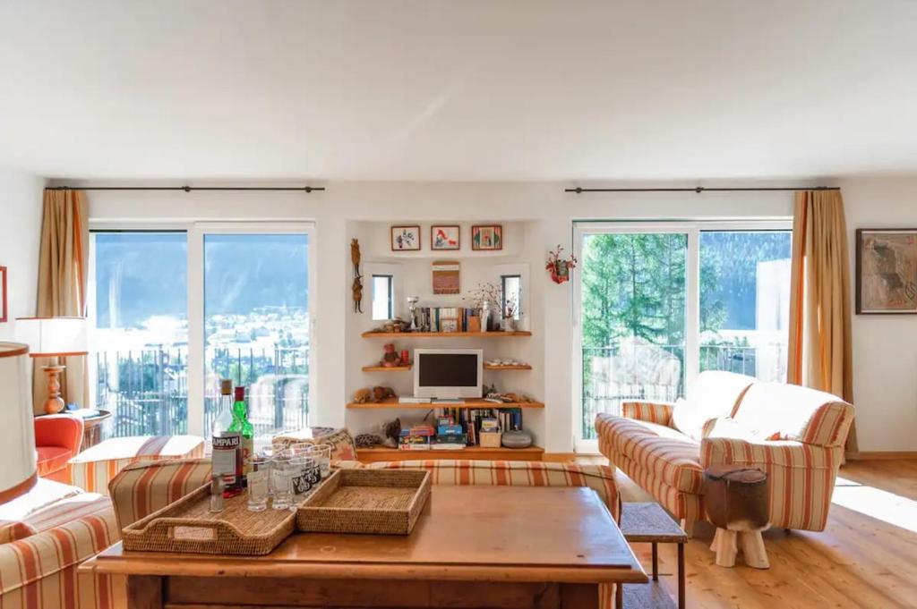 een woonkamer met een bank en een tafel bij Chesa Saura in Ponte