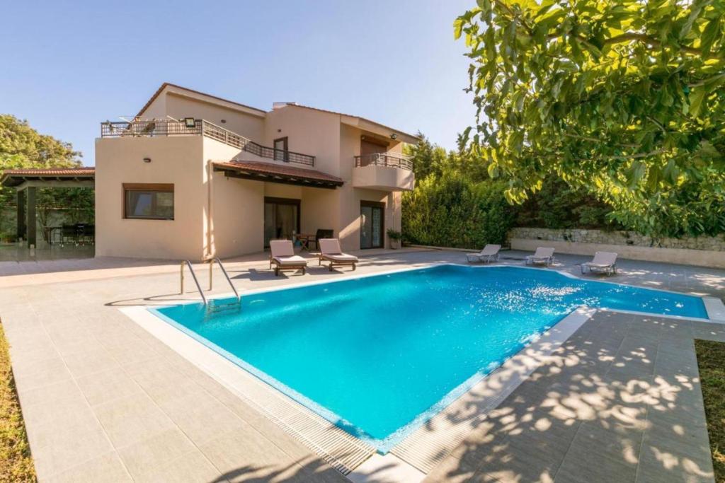 ファリラキにあるVilla Leylandのヴィラ(家の前にスイミングプール付)