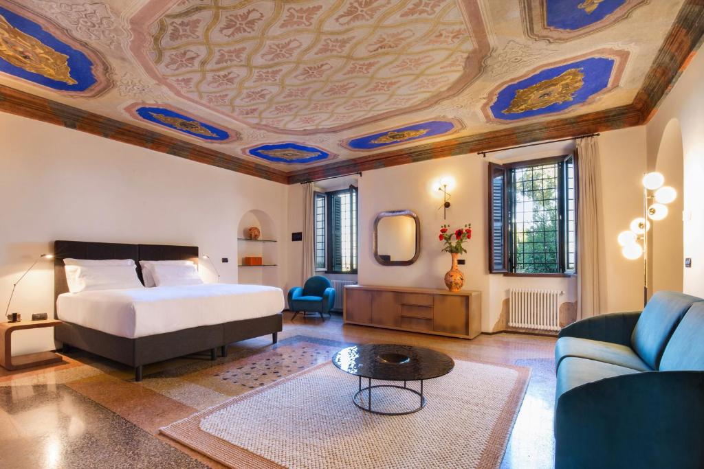 een slaapkamer met een bed en een woonkamer bij Apartment CastellONE with Pool in Lazise