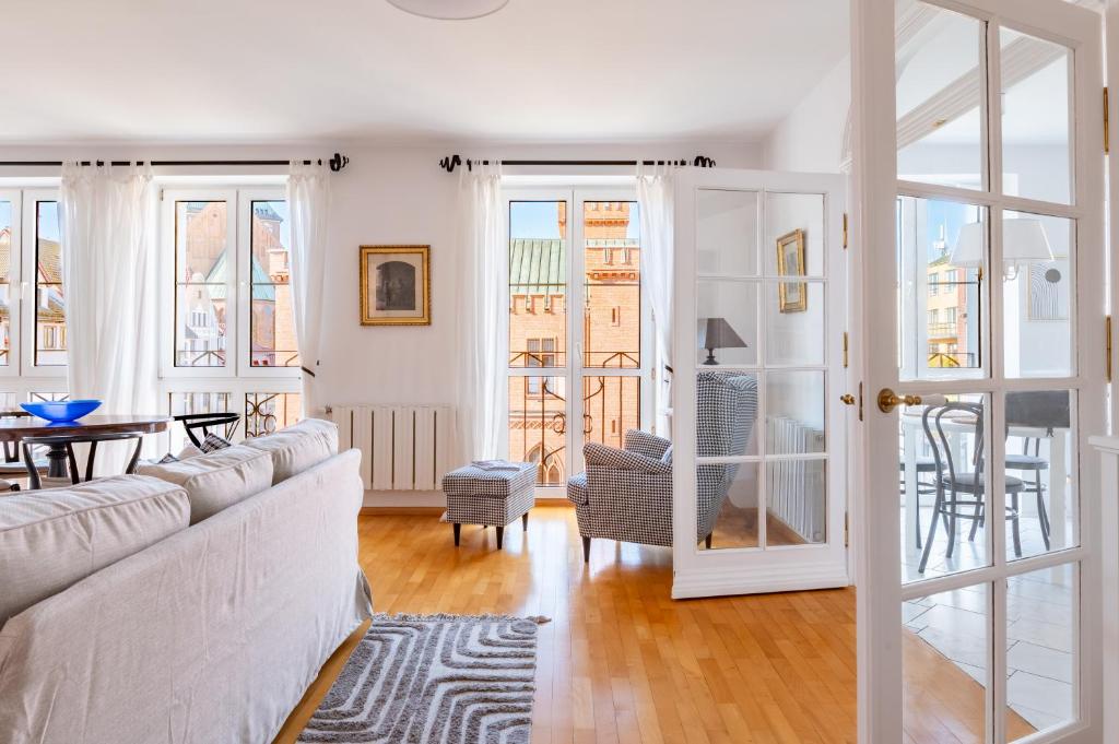 Гостиная зона в Horyzont Apartamenty- Apartament Ratuszowy- stylowy apartament dla 6 osób w samym sercu starówki