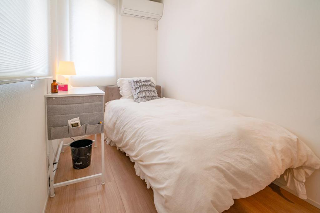 東京にある东京台东区三之轮独栋别墅の白いベッドと窓のある寝室