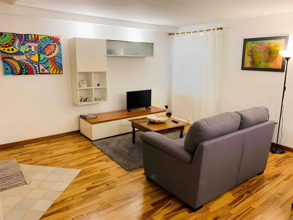 ein Wohnzimmer mit Sofa und Fernseher in der Unterkunft Ca' De Mezo near San Marco in Venedig