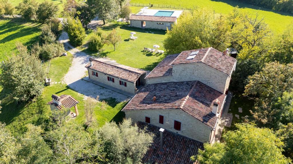an aerial view of a house with a yard at Casalino di Sopra in Tredozio