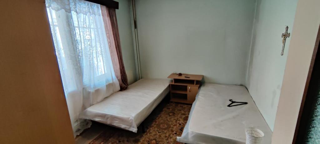 a small room with a couch and a window at Apartament Bozias Muncitori in Tîrnăveni