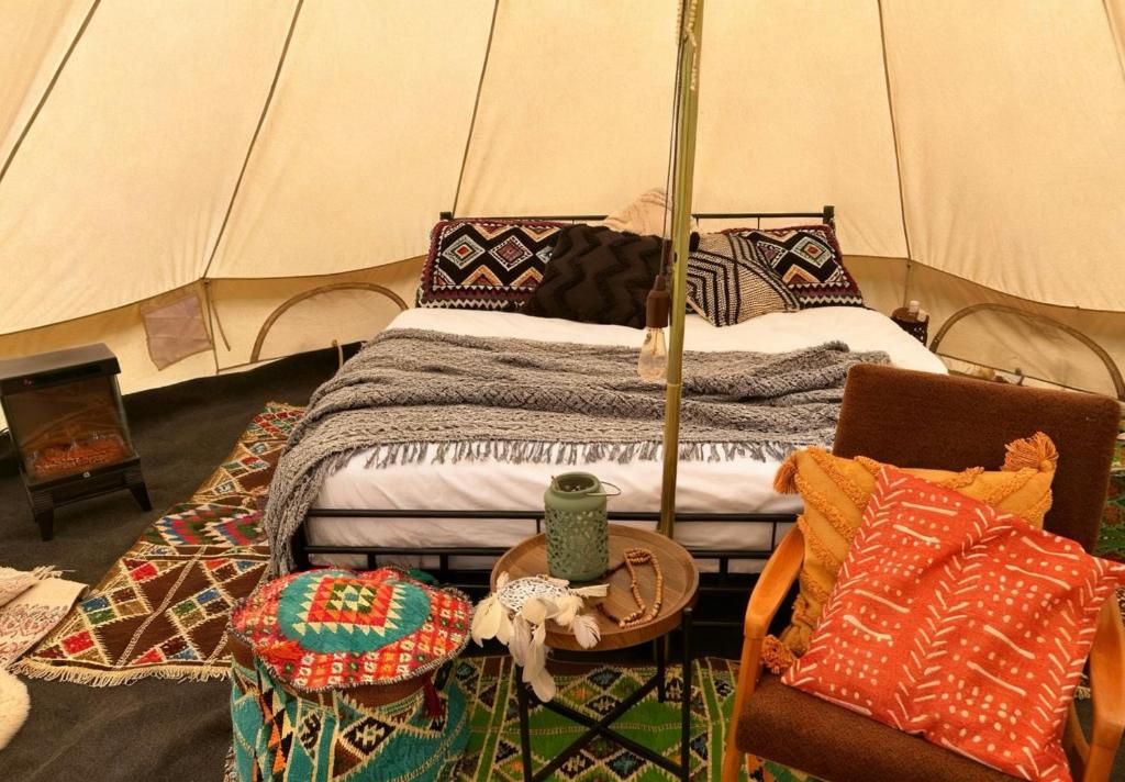 Postel nebo postele na pokoji v ubytování Glamping Hive by Stream
