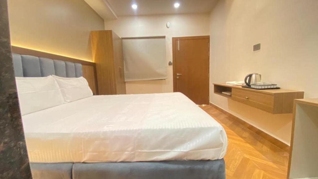 una habitación de hotel con una cama y un teléfono en Hotel Kanhaiya Palace, en Ayodhya