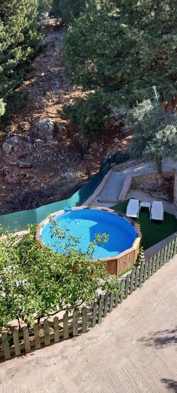 une piscine avec deux chaises et une clôture dans l'établissement Mountain refuge of the White Mountains Anna's country villa, à Karés