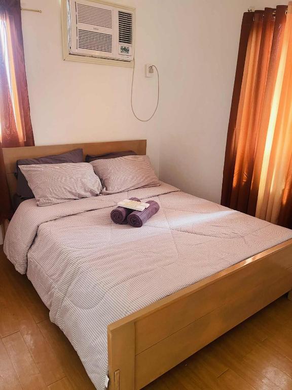 帕加迪安tadzmahal的一间卧室配有一张带风扇的床