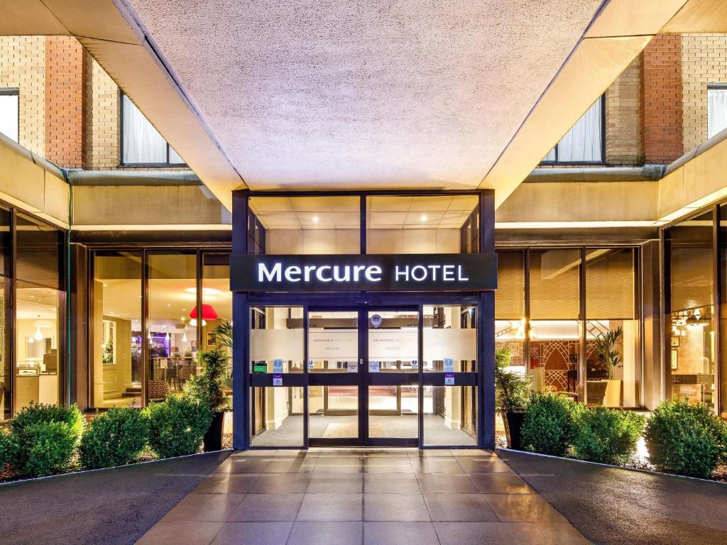 a store entrance to a meerecht hotel at Mercure Telford Centre Hotel in Telford