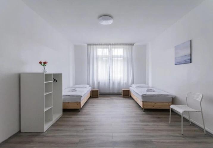 a room with two beds and a chair in it at Ferienwohnung ElbGlück in Lauenburg
