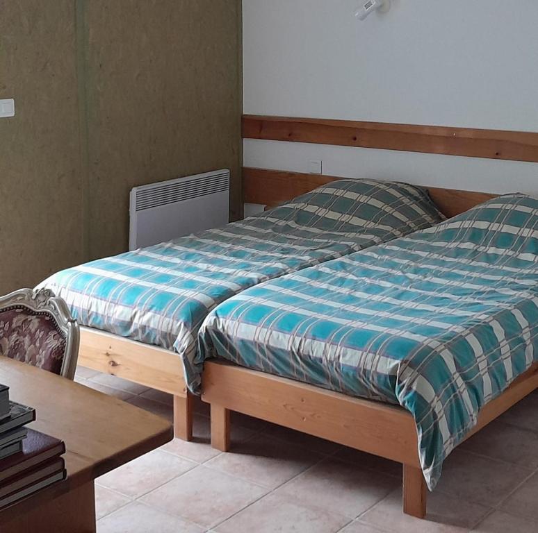 Katil atau katil-katil dalam bilik di Appartements indépendants dans chalet en Auvergne