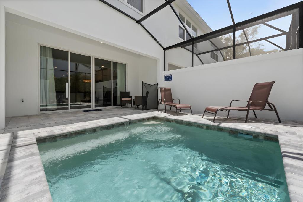 una piscina nel cortile di una casa di Modern 3BR Retreat w Pool Near Disney a Orlando