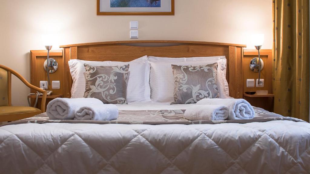 Postel nebo postele na pokoji v ubytování Ares Athens Hotel