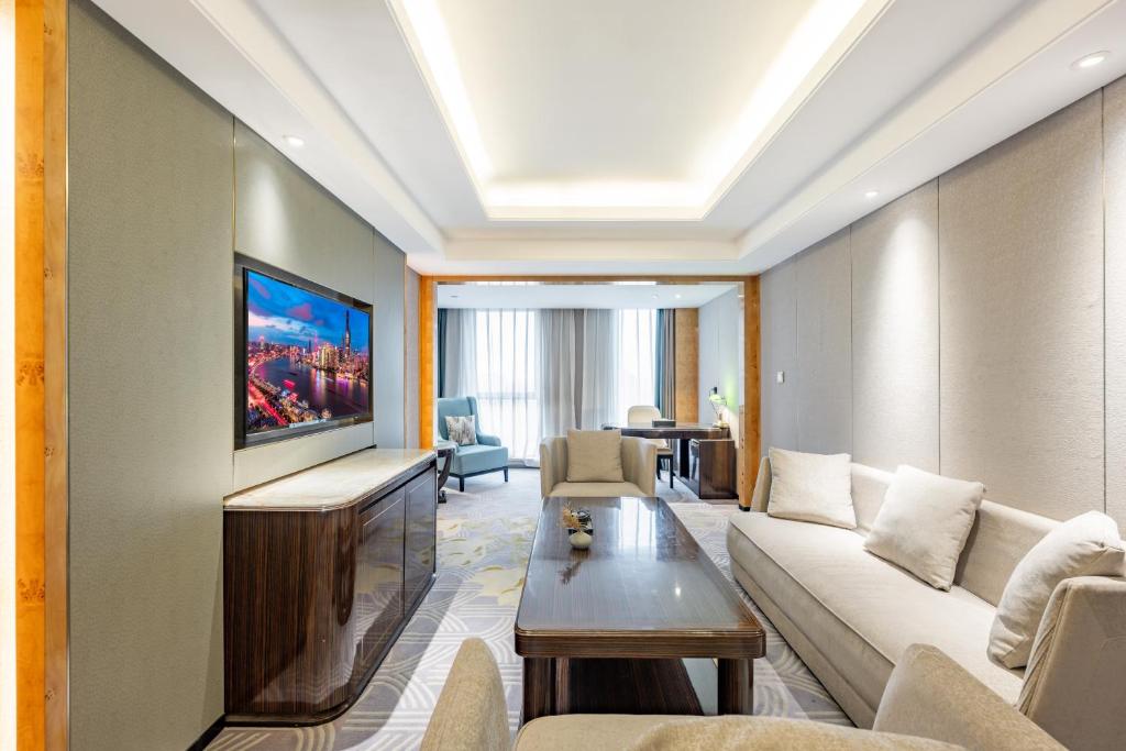 a living room with a couch and a table at 上海浦天美泊酒店 in Shanghai