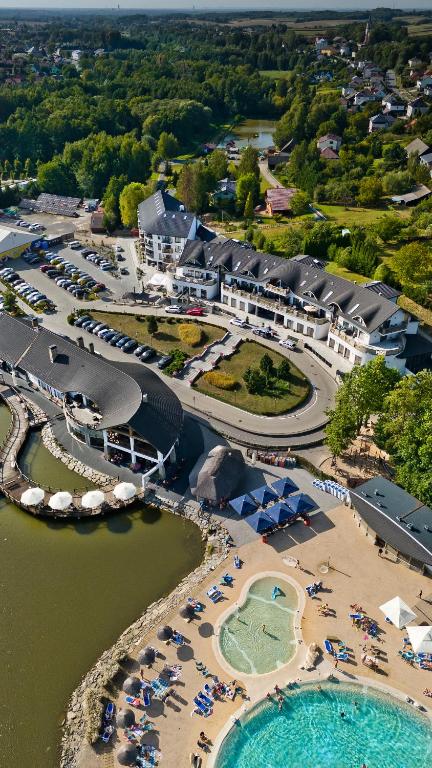 OsiekHotel Molo Resort的享有度假村的空中景致,设有游泳池和海滩