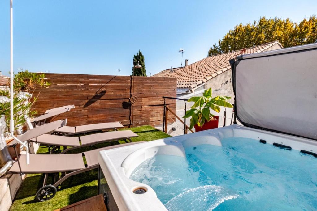 Le Tropical في لو غراو دو روا: حوض استحمام ساخن على فناء مع كراسي للاستلقاء