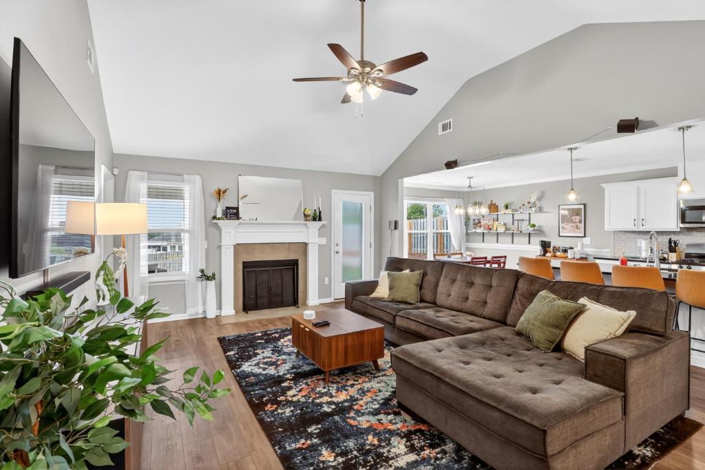 WarrenvilleにあるPeaceful Family Retreat Near Augusta homeのソファと暖炉のあるリビングルーム