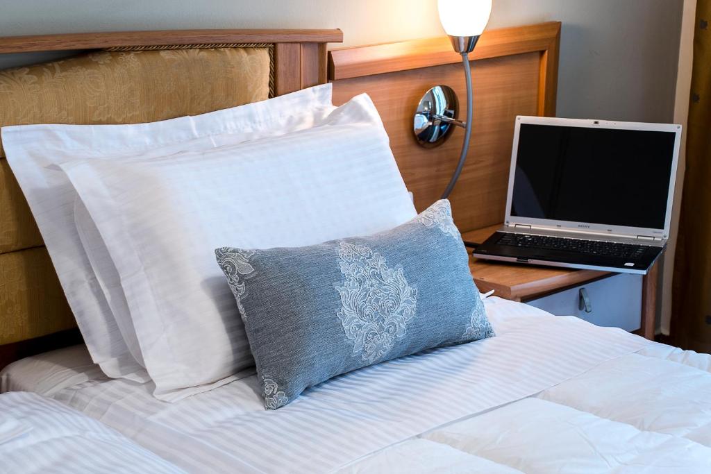 Postel nebo postele na pokoji v ubytování Ares Athens Hotel