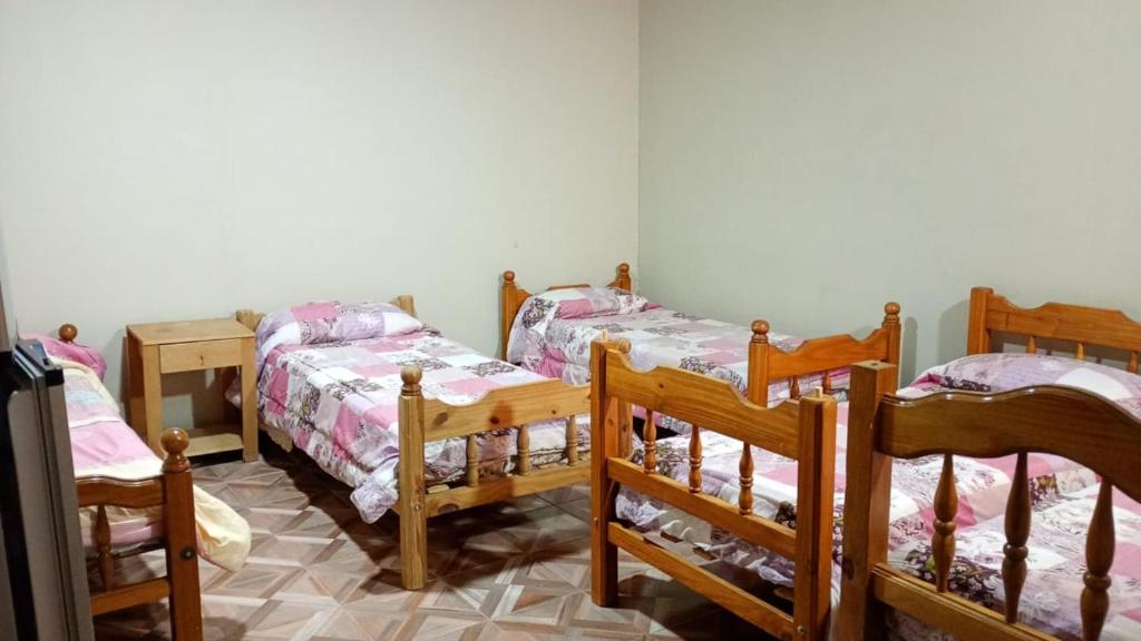 una habitación con tres literas en una habitación en Camping El Chañar, en Jocolí Viejo
