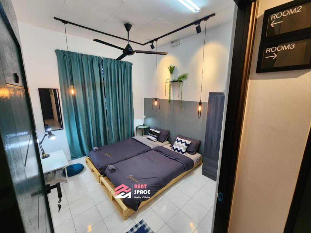 a bedroom with a bed and a ceiling fan at Rent Space Coliving Bandar Hilir Melaka in Melaka