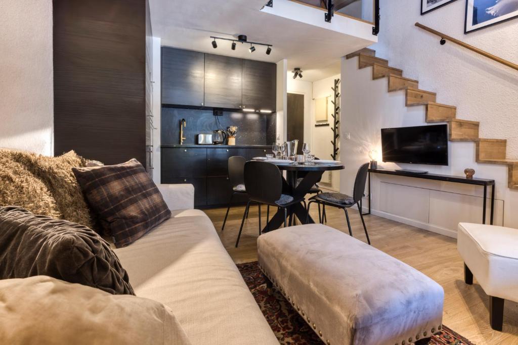 Un lugar para sentarse en Apartment Midi Loft - A Central Chamonix Mountain Haven
