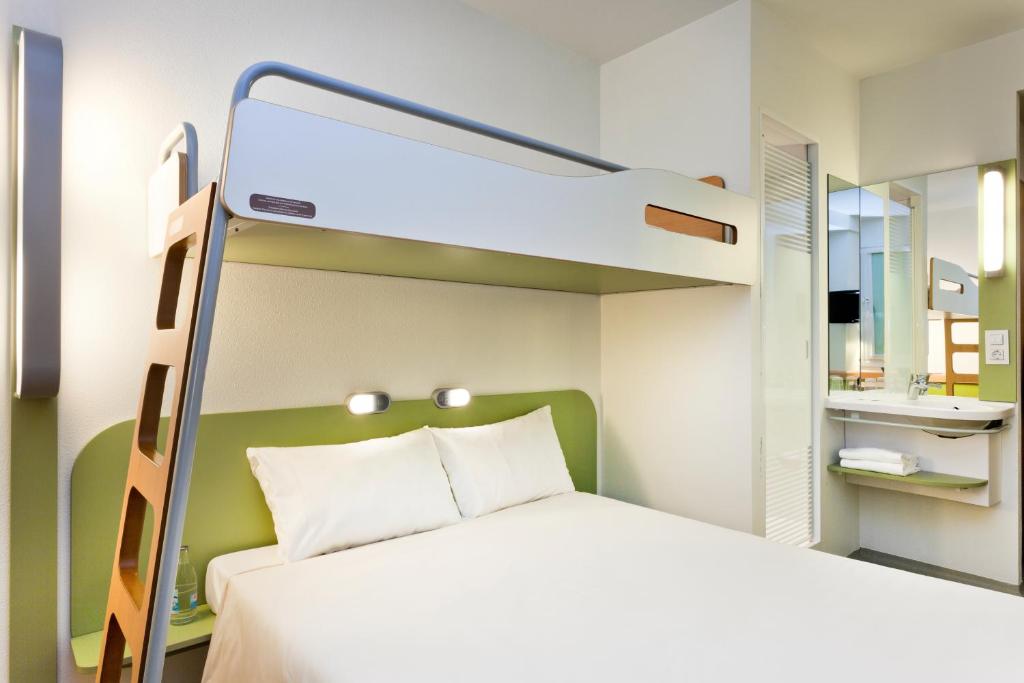 מיטה או מיטות קומותיים בחדר ב-ibis budget Metz Sud