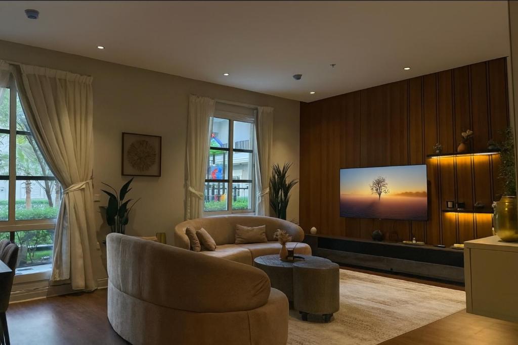 een woonkamer met een bank en een tv bij luxury apartment AL Majdiah Residence K,Hittin,Boulevard, البوليفارد in Riyad