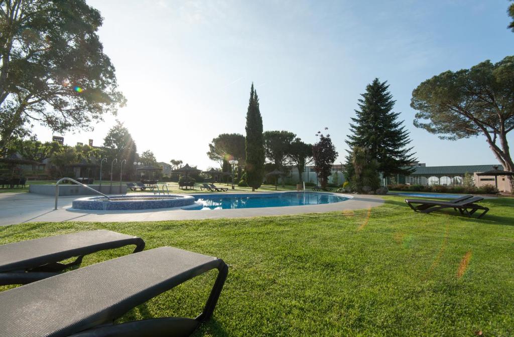 Bazén v ubytování Hotel Mas Solà nebo v jeho okolí