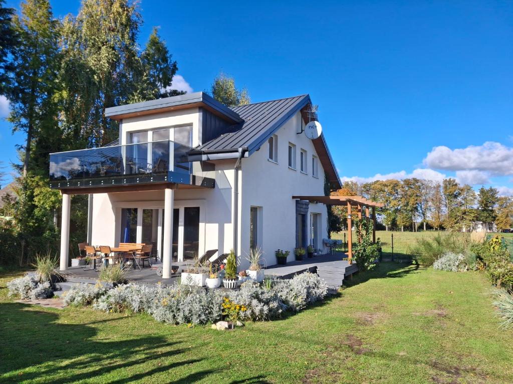 ノベ・バルプノにあるVilla Helenaの白い家(ポーチ付)