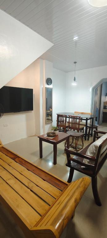 TV a/nebo společenská místnost v ubytování Z and J Transient House l- CDO