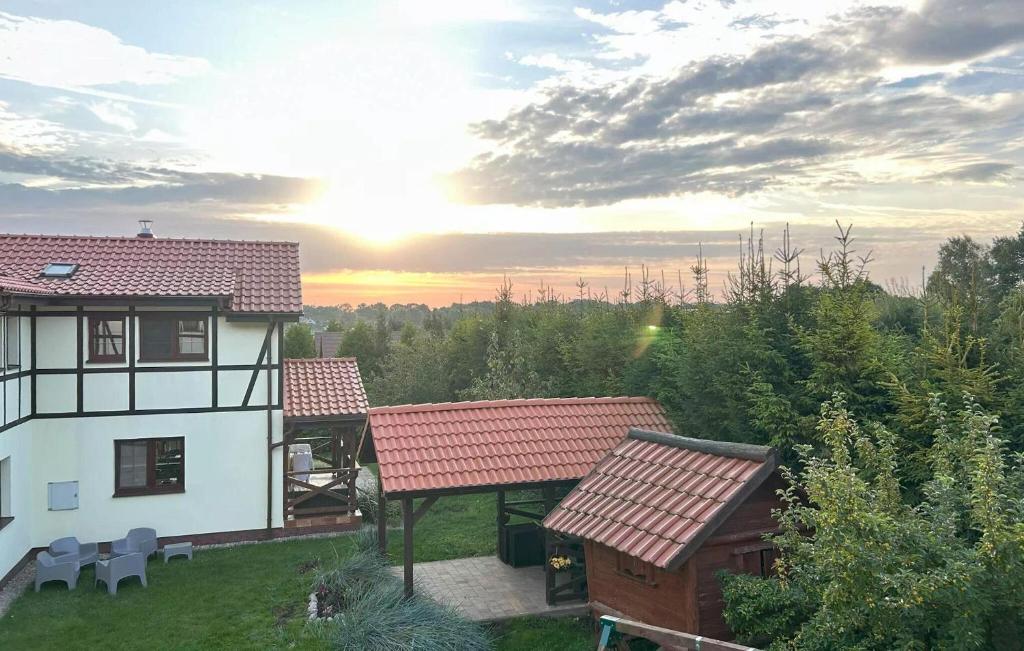 Blick auf ein Haus mit Sonnenuntergang im Hintergrund in der Unterkunft 2 Bedroom Gorgeous Home In Debina in Dębina