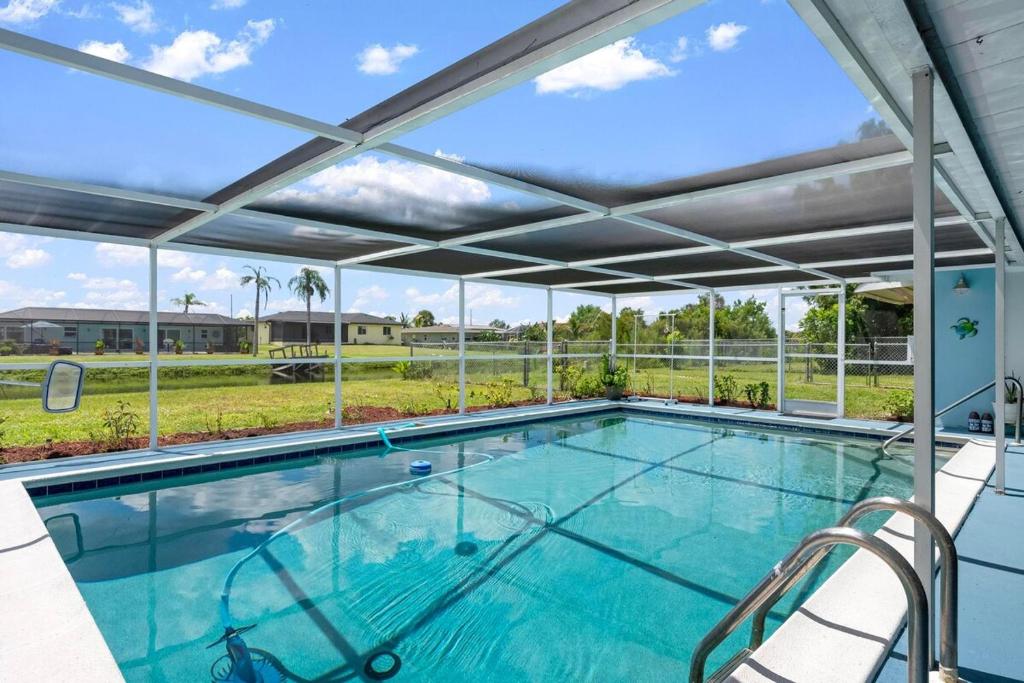 una piscina con un gran techo de cristal en Manna Brach House, en Rotunda-West