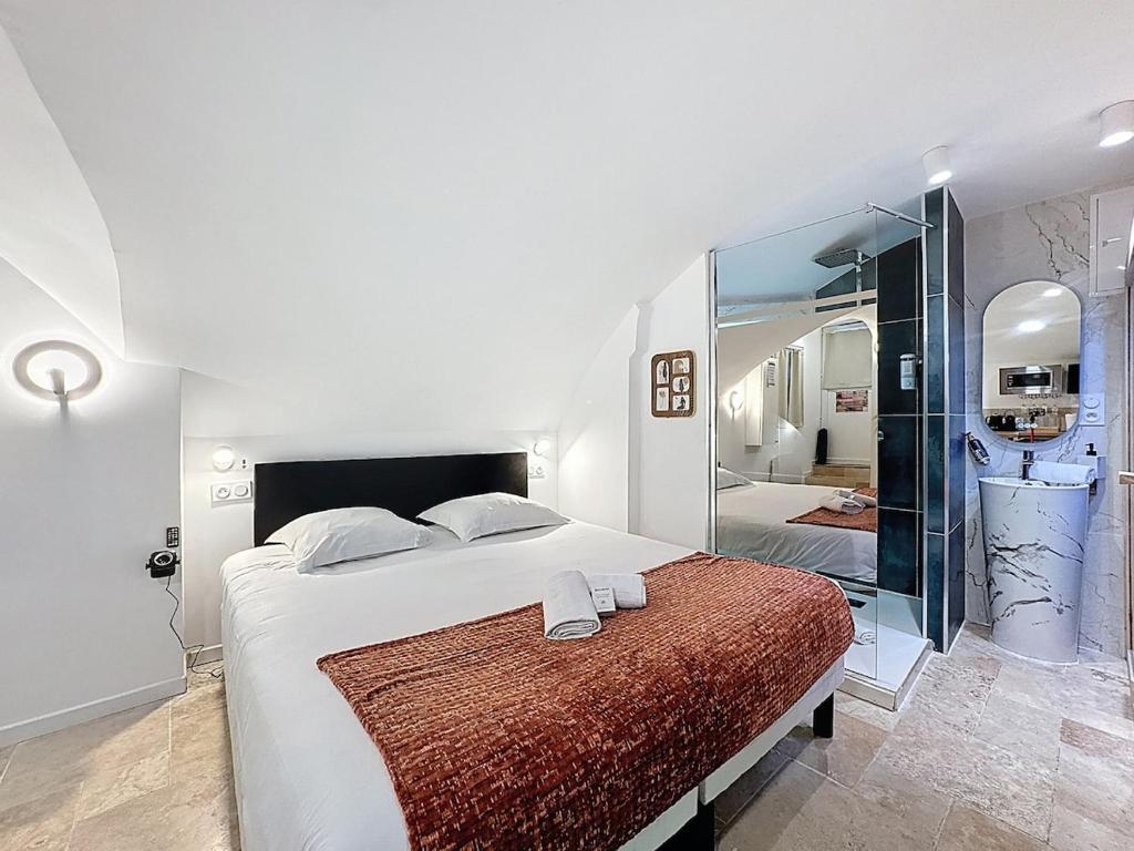 Postel nebo postele na pokoji v ubytování Love Room Beaumont Sauna et Balnéo