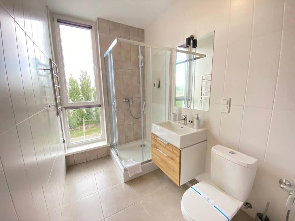 Ένα μπάνιο στο Nyvky Like Home - Good Apartment 50 з балконом