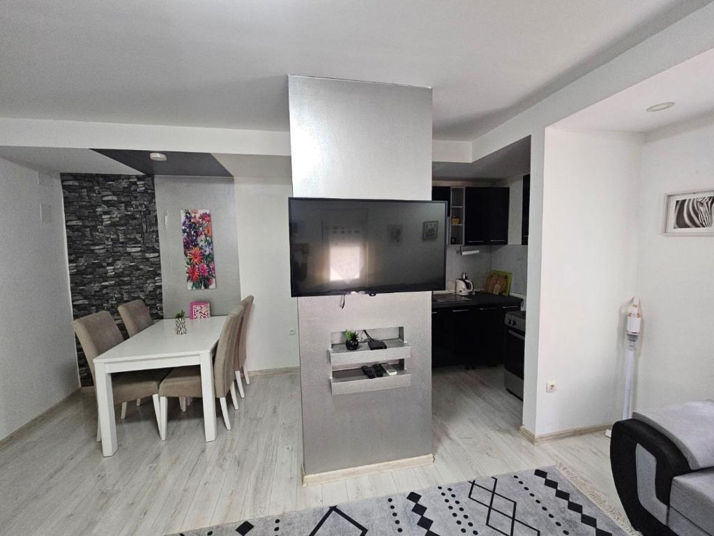 Una cocina y una sala con una mesa y un comedor. en Mostar Luxury Apartment, en Mostar